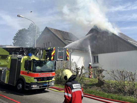 Hausen am Albis: Brand in Mehrfamilienhaus