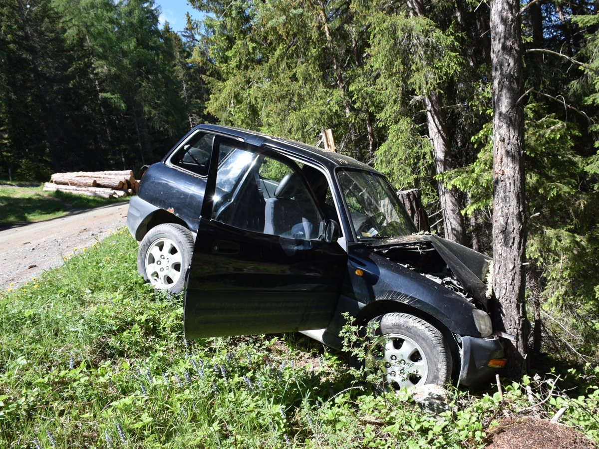 Tarasp: Auto kollidiert mit Baum