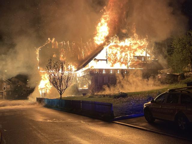 Brand in Heimberg: Feuer im Bauernhaus schnell gelöscht und mehrere Personen in Sicherheit