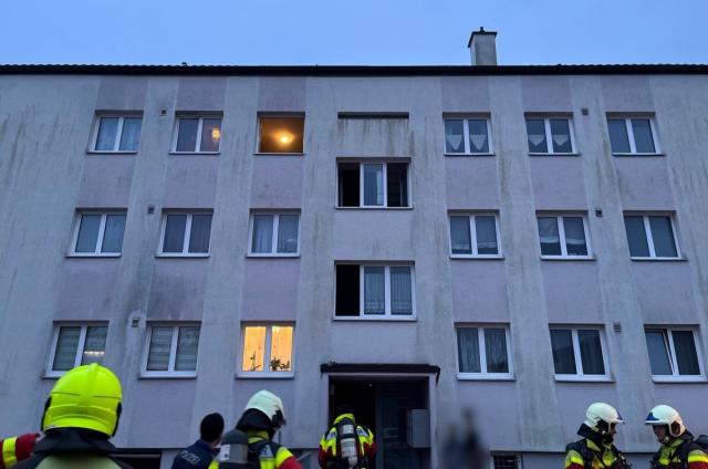 Brand in Mehrfamilienhaus am Rietliweg: Drei Personen mit Verdacht auf Rauchgasvergiftung im Krankenhaus