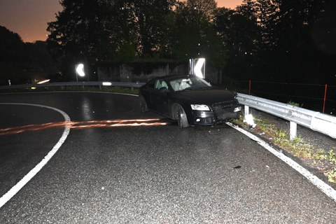 Verkehrsunfall auf Strecke von Berneck nach Oberegg: Fahrer verliert Kontrolle und kollidiert mit Leitschranke