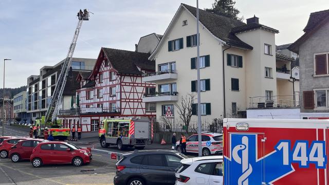 Wädenswil: Brand im Obergeschoss eines Mehrfamilienhauses