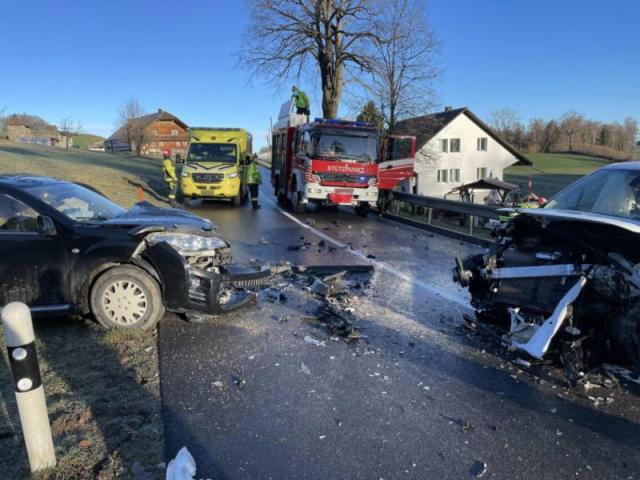 Schwerer Unfall auf der Kantonsstrasse: Autofahrerin kollidiert frontal