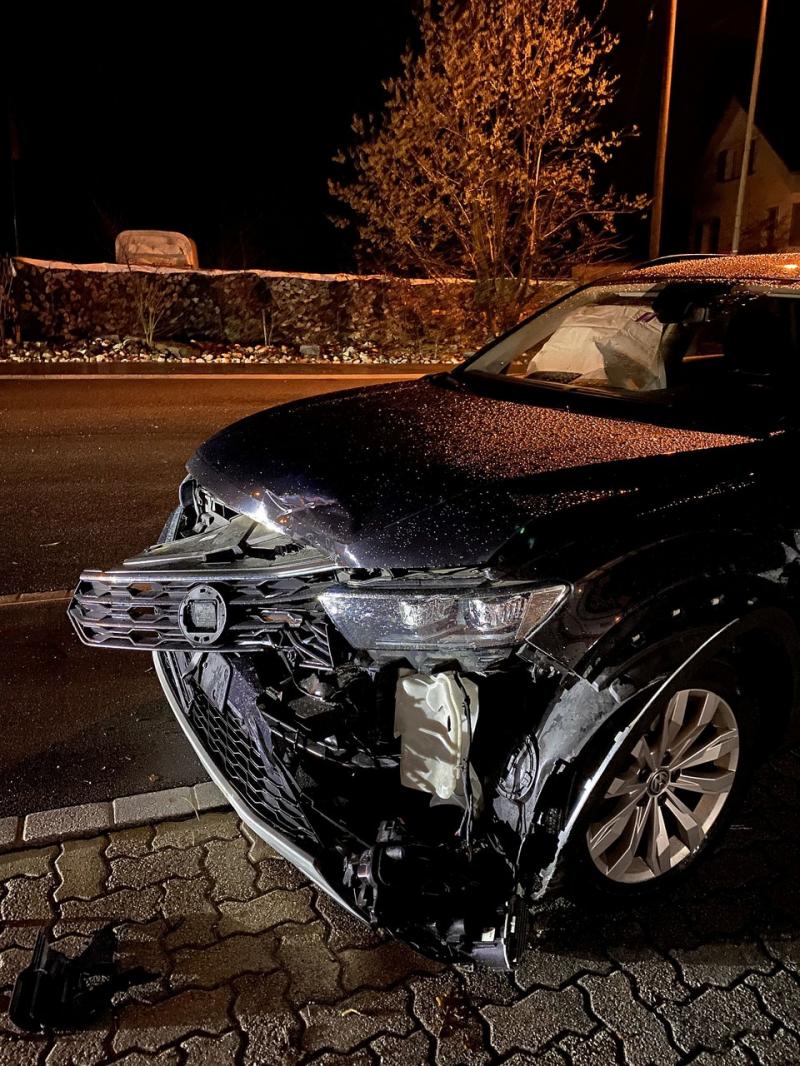 Selbstunfall: Personenwagen kollidiert mit zwei parkierten Personenwagen – Lenker verletzt