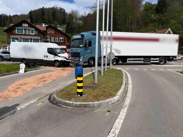 Ebnat-Kappel: Unfall zwischen Sattelmotorfahrzeug und Lieferwagen – Zeugenaufruf
