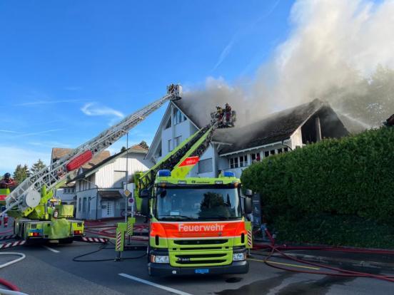 Oberrieden: Brand in Mehrfamilienhaus fordert grossen Sachschaden