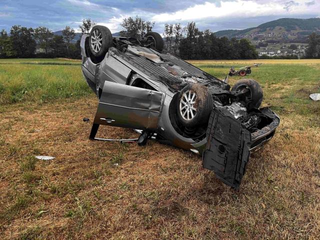 Kaltbrunn: Auto liegt nach Selbstunfall auf Dach