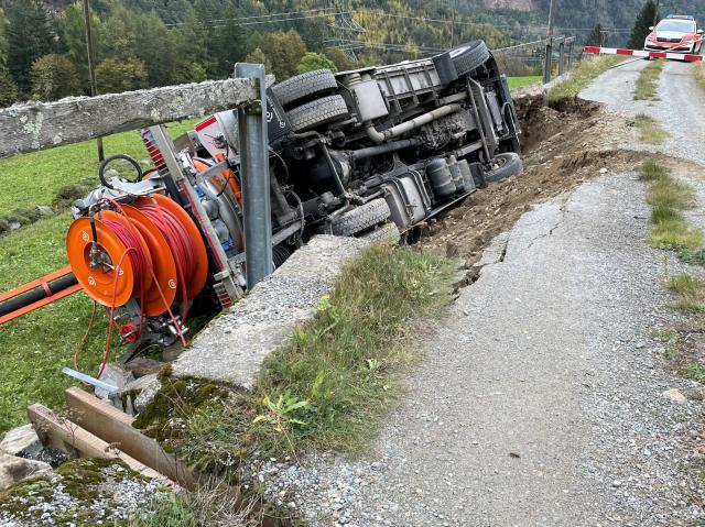 Brusio: Stützmauer gibt nach – Lastwagen kippt zur Seite
