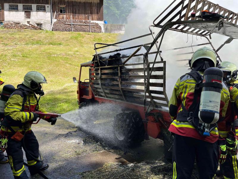 Hoffeld: Ladung auf landwirtschaftlichem Transporter in Brand geraten