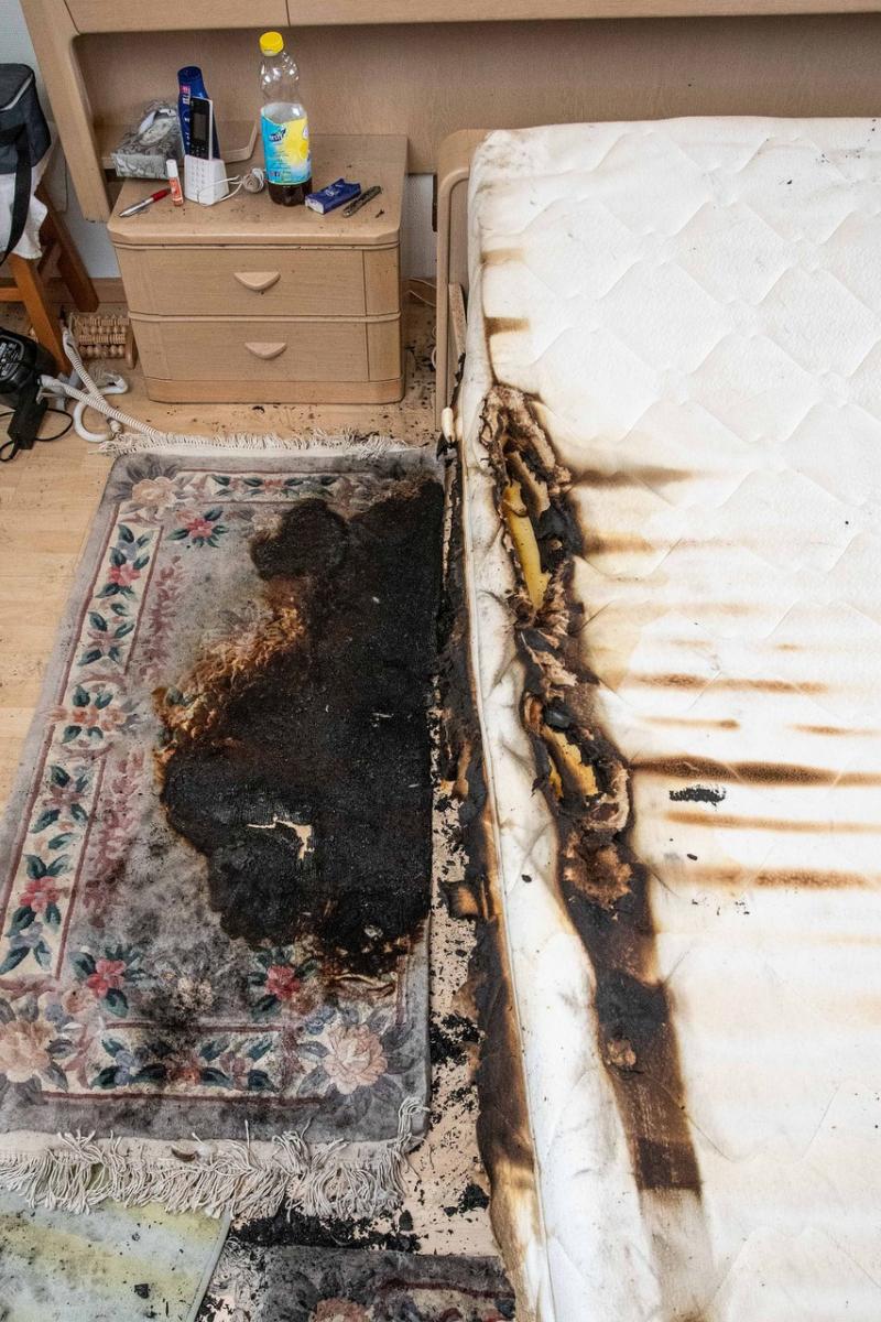 Brandausbruch in einem Reiheneinfamilienhaus erfordert Feuerwehreinsatz – zwei Personen verletzt
