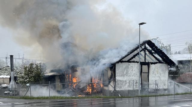 Frutigen: Fabrikgebäude in Brand