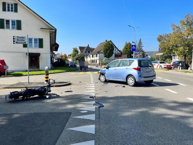 Autofahrerin kollidiert mit Motorrad: 16-Jähriger schwer verletzt