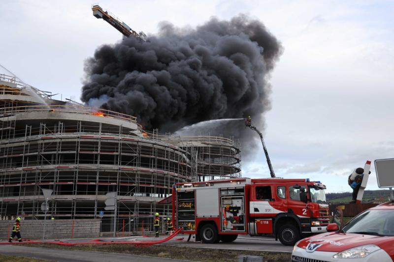 278 / Baar: Flammen auf Baustelle – Grosseinsatz der Feuerwehr