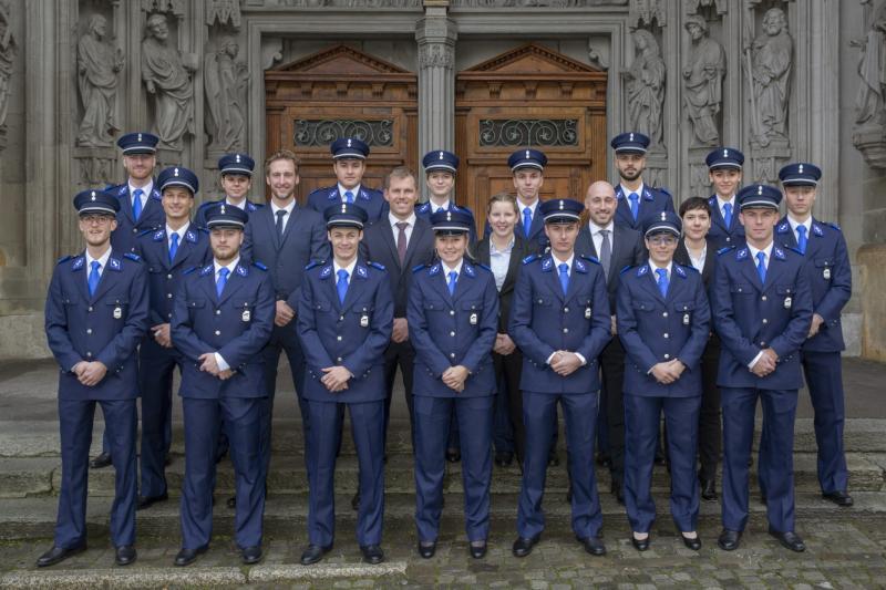22 Polizistinnen und Polizisten in Ausbildung wurden heute in Freiburg vereidigt