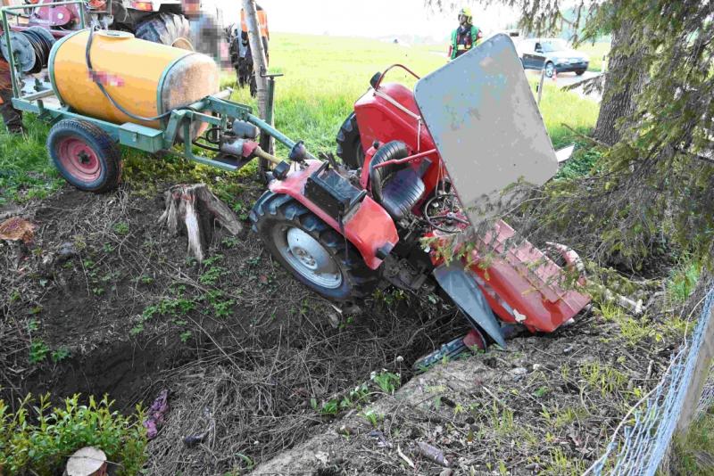 Waldkirch: Traktor stürzt in Bach