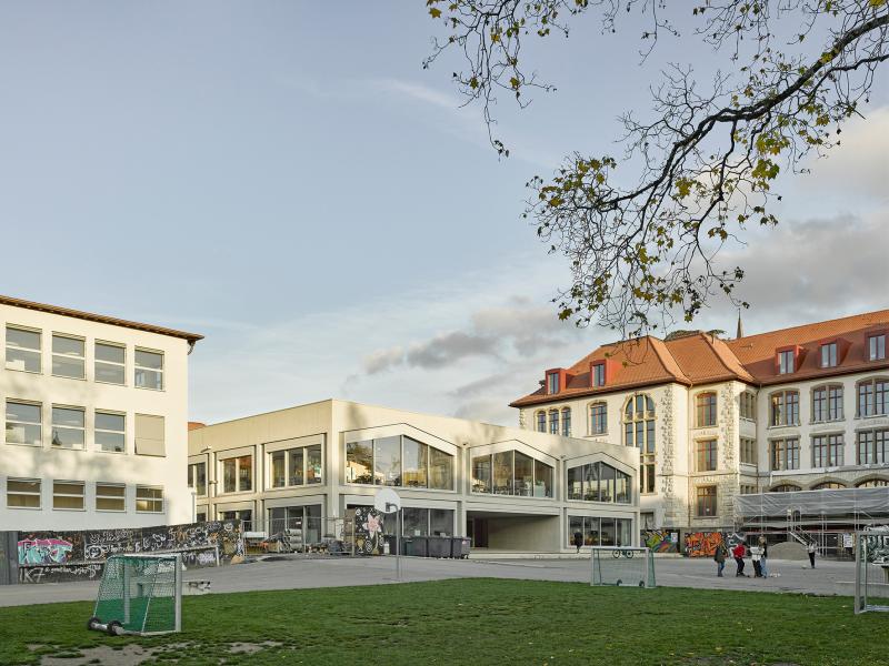 Neubau und Bestand im Einklang: Bauarbeiten auf der Schulanlage Hofacker abgeschlossen